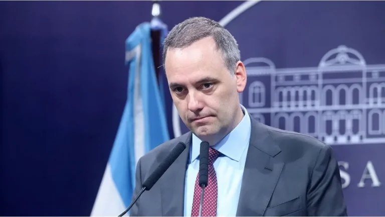 manuel-adorni-deja-su-cargo-en-medio-de-la-crisis-politica-y-denuncias-de-corrupcion