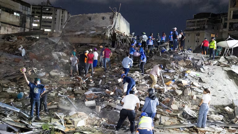 rescatistas-buscan-victimas-entre-los-escombros-de-edificios-derrumbados-en-caracas-tras-los-fuertes
