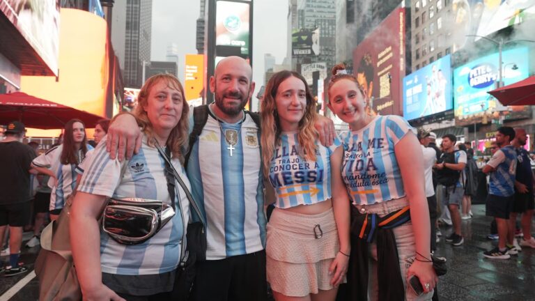 angelica-sergio-camila-y-celeste-participaron-del-banderazo-en-times-square-foto-lele-herediavideola