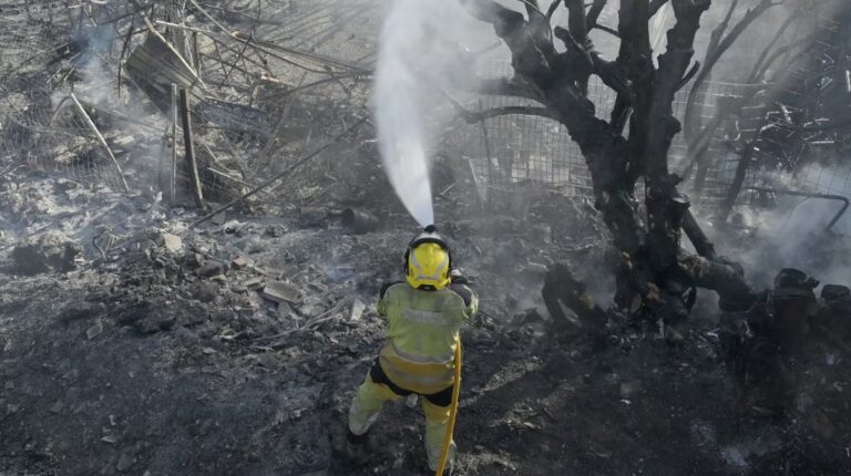 bomberos-trabajan-en-la-zona-del-incendio-en-manises-valencia-donde-una-persona-murio-por-el-avance-