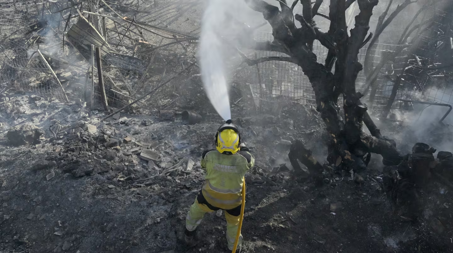 bomberos-trabajan-en-la-zona-del-incendio-en-manises-valencia-donde-una-persona-murio-por-el-avance-