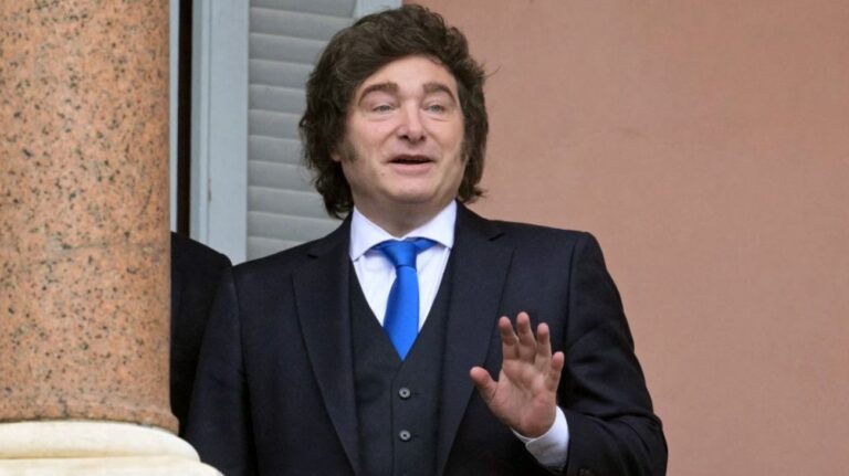 el-presidente-javier-milei-en-el-balcon-de-la-casa-rosada-2220989