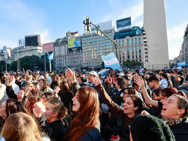 festejo-en-el-obelisco-luego-del-triunfo-de-la-JTJ5JH5YVNFA7OILDI3R55HMII