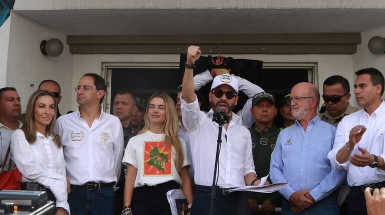 el-presidente-de-colombia-abelardo-de-la-espriella-pronuncio-un-discurso-antes-de-visitar-los-lugare
