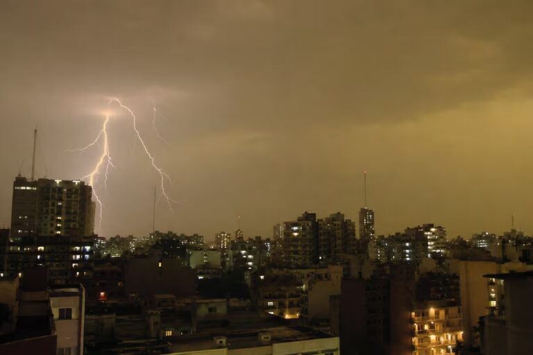 este-viernes-en-la-ciudad-se-hizo-de-noche-en-HOJG23AFW5D7DCA33LO57DURMQ
