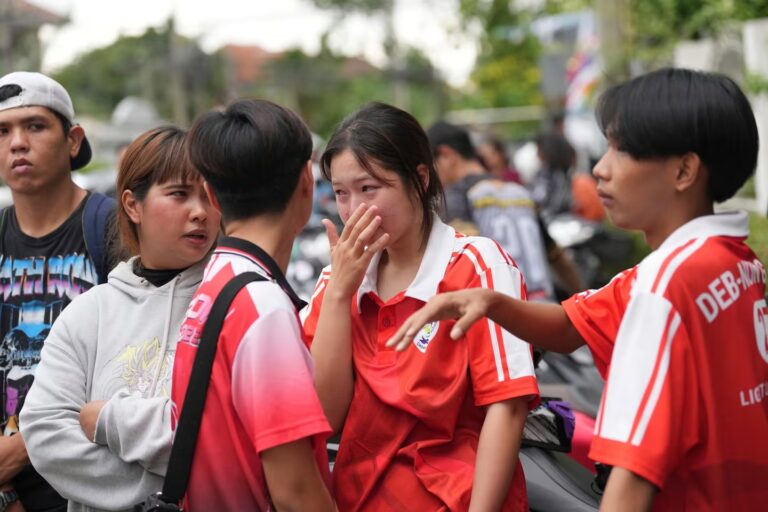 una-estudiante-llora-en-el-exterior-de-su-escuela-donde-se-reportaron-fallecidos-y-heridos-luego-de-