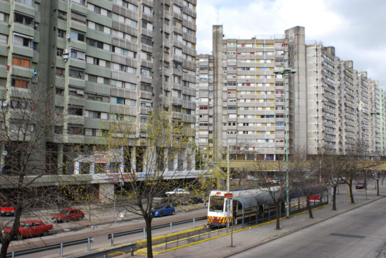 Villa_Lugano,_estación__Centro_cívico_Lugano__de_Premetro_(septiembre_2008)