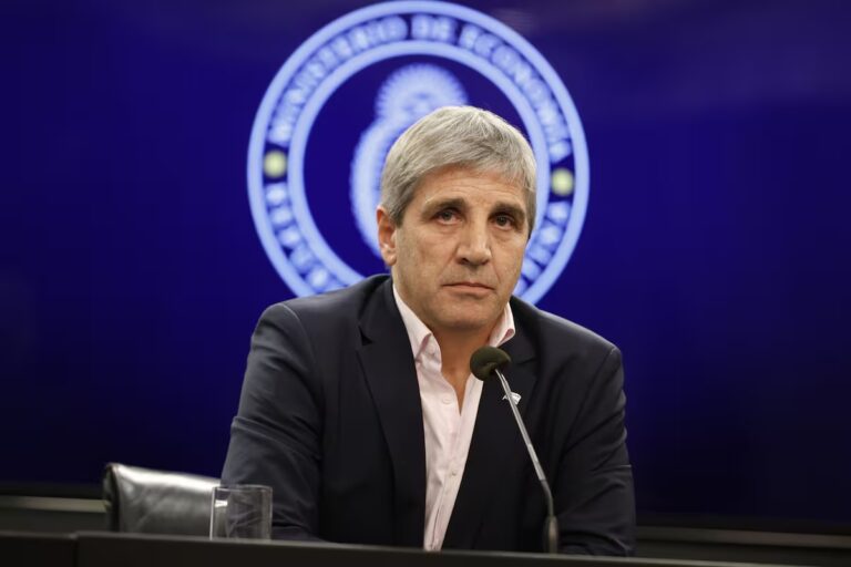 el-ministro-de-economia-luis-toto-caputo-hablara-UDD6S5HNHJBHNL57Q3GJIRGH3U (1)